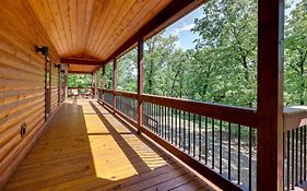 Broken Bow Cabin With Hot Tub And Outdoor Fireplace!